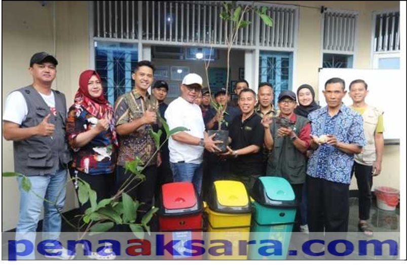 Anggota DPRD Kota Bandung, Asep Robin S.H., M.H., Serahkan Bantuan Program Pengelolaan Sampah RW di Karang Pamulang